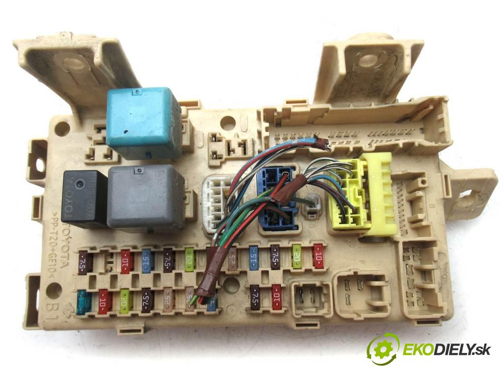 Toyota Avensis II T25  2004  KOMBI 5D 2.0D-4D 116KM 03-09 2000 Skrinka poistková 82641-CA010-F (Poistkové skrinky)