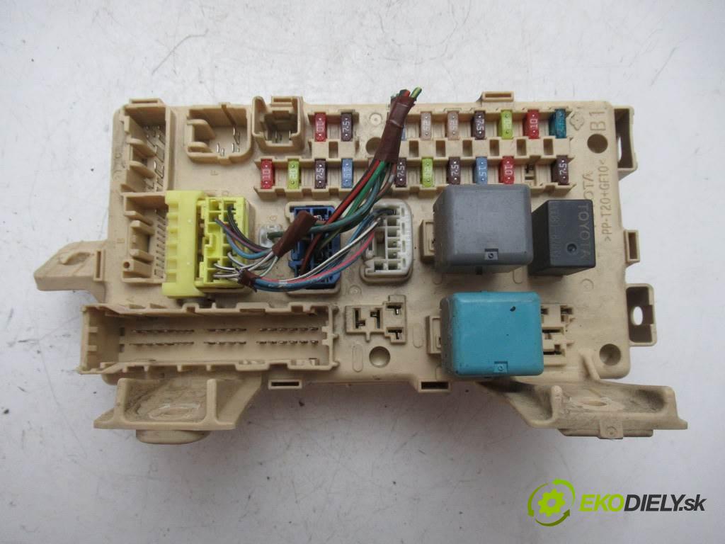 Toyota Avensis II T25  2004  KOMBI 5D 2.0D-4D 116KM 03-09 2000 Skrinka poistková 82641-CA010-F (Poistkové skrinky)