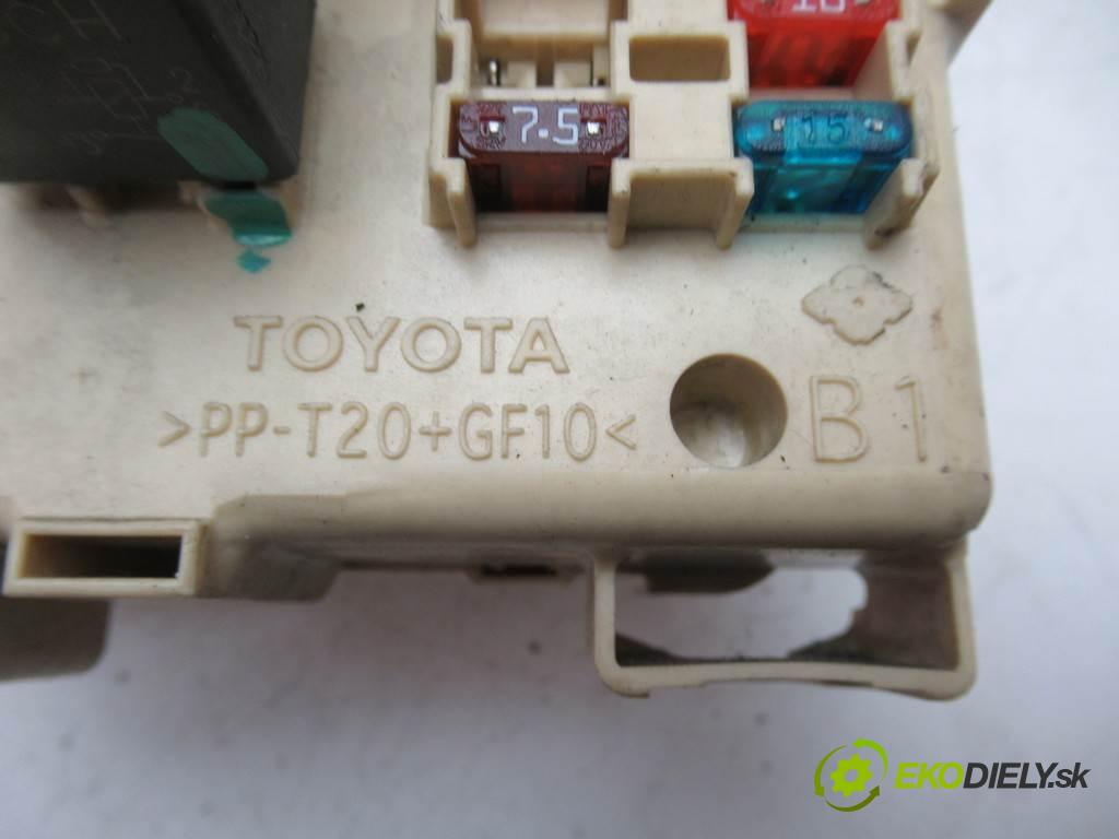 Toyota Avensis II T25  2004  KOMBI 5D 2.0D-4D 116KM 03-09 2000 skříňka poistková 82641-CA010-F (Pojistkové skříňky)