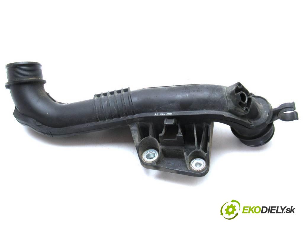 Audi A4 B8    SEDAN 4D 2.0TDI 120KM 08-15  Rúra hadice intercoolera 8K0145673L