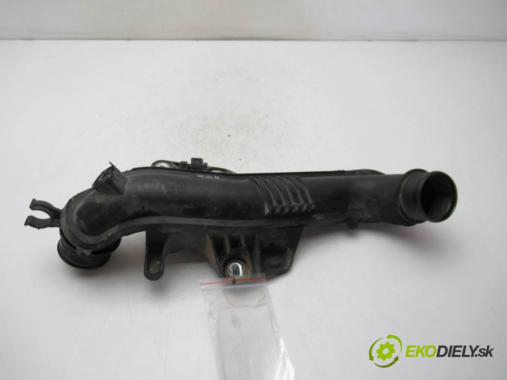 Audi A4 B8    SEDAN 4D 2.0TDI 120KM 08-15  Rúra hadice intercoolera 8K0145673L