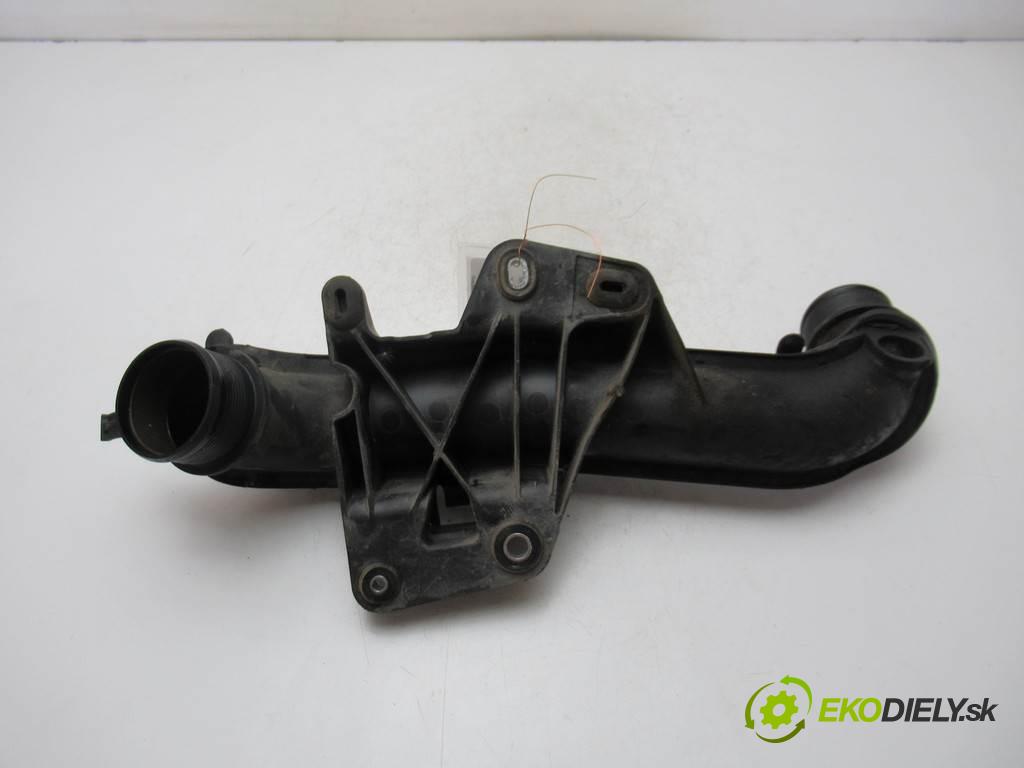Audi A4 B8    SEDAN 4D 2.0TDI 120KM 08-15  Rúra hadice intercoolera 8K0145673L