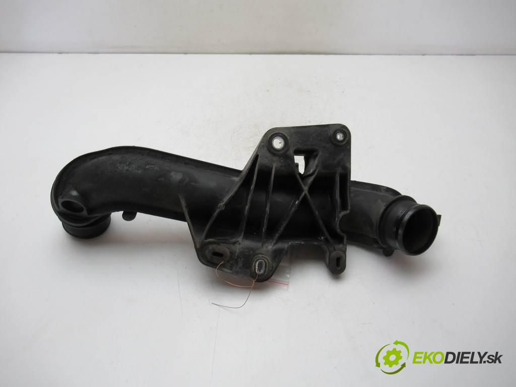 Audi A4 B8    SEDAN 4D 2.0TDI 120KM 08-15  Rúra hadice intercoolera 8K0145673L