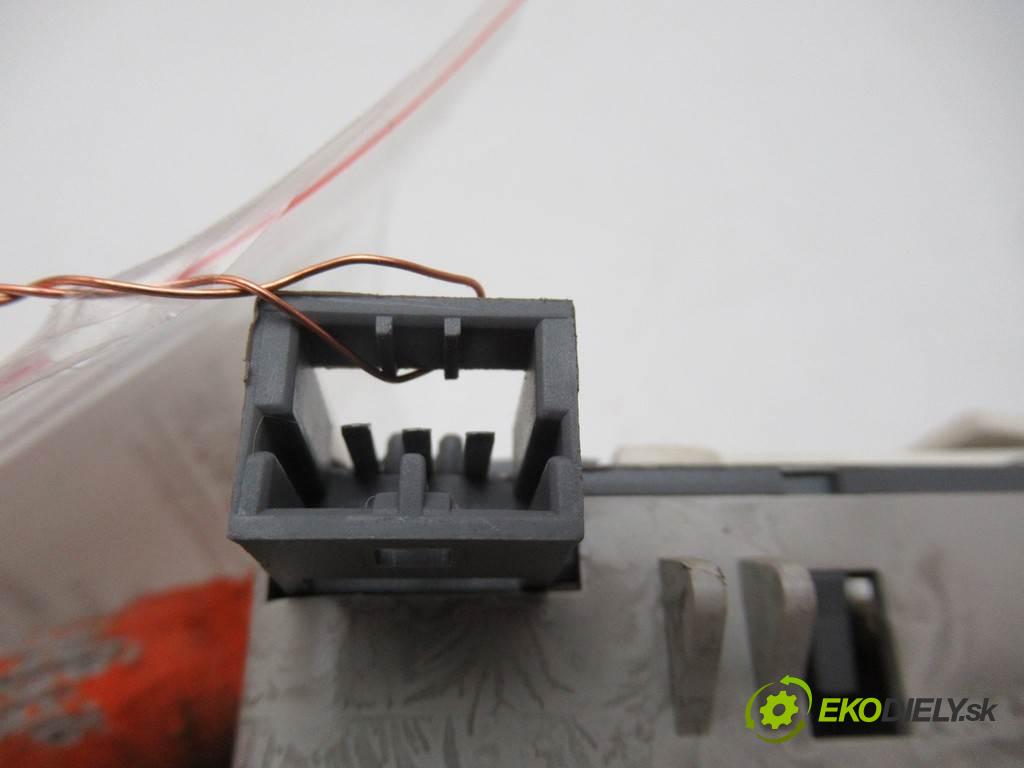 Fiat Bravo II  2010  HATCHBACK 5D 1.9JTD Multijet 120KM 07-14 1910 světlo stropní 735507762 735244963 (Osvětlení interiéru)