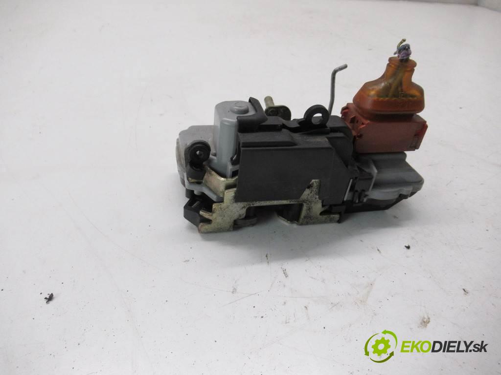Citroen Xsara Picasso  2000 85 kW 1.8B 115KM 99-04 1800 zámok predný pravy