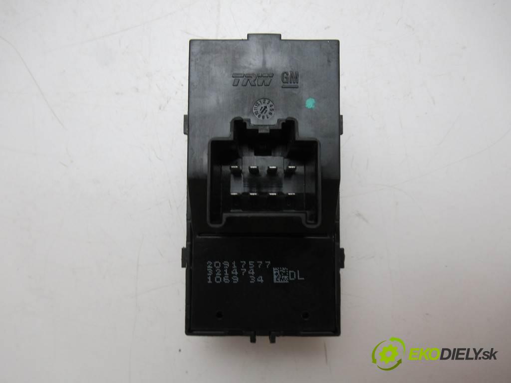 Chevrolet Orlando  2011 120 kW 2.0VCDI 163KM 10-18 2000 Prepínač okien 20917577 (Prepínače, spínače, tlačidlá a ovládače kúrenia)