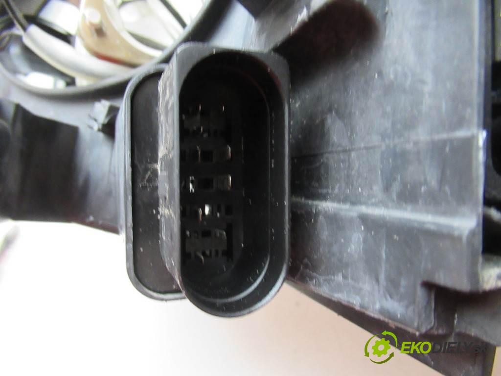 Volkswagen Passat B6    BI-XENON SKRĘTNY  Svetlomet pravy 3C0941752K (Pravé)