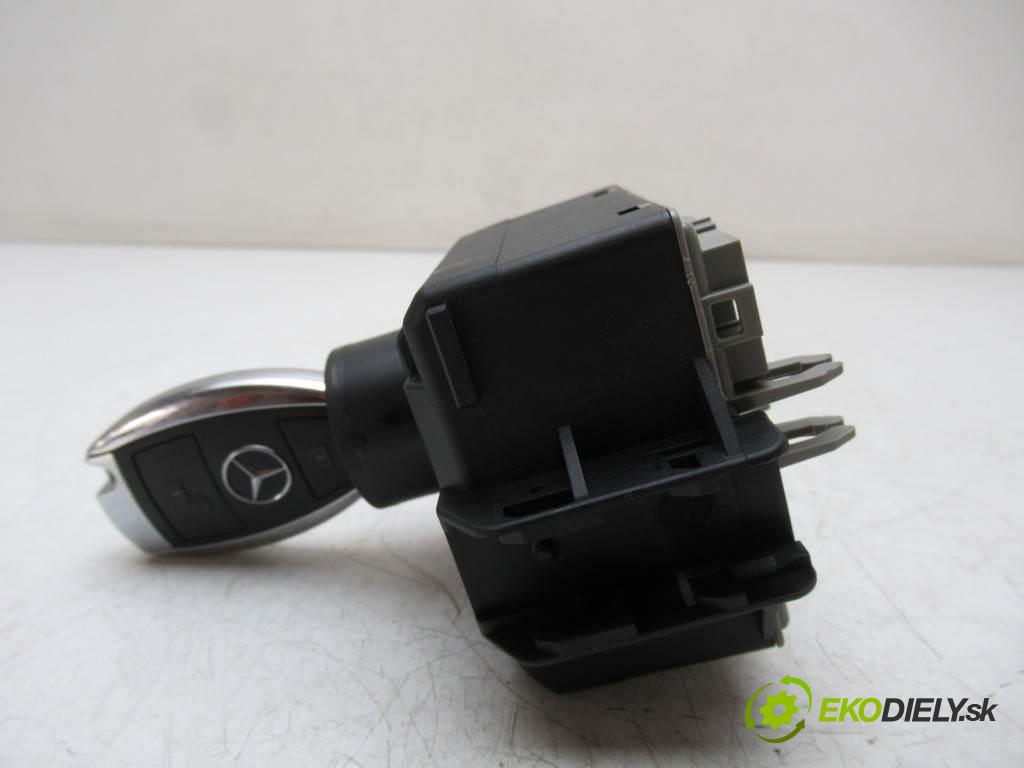 Mercedes-Benz A W176  2015  HATCHBACK 5D 1.6B 102KM 12-18 1600 spínačka A2469054702 (Spínací skříňky a klíče)