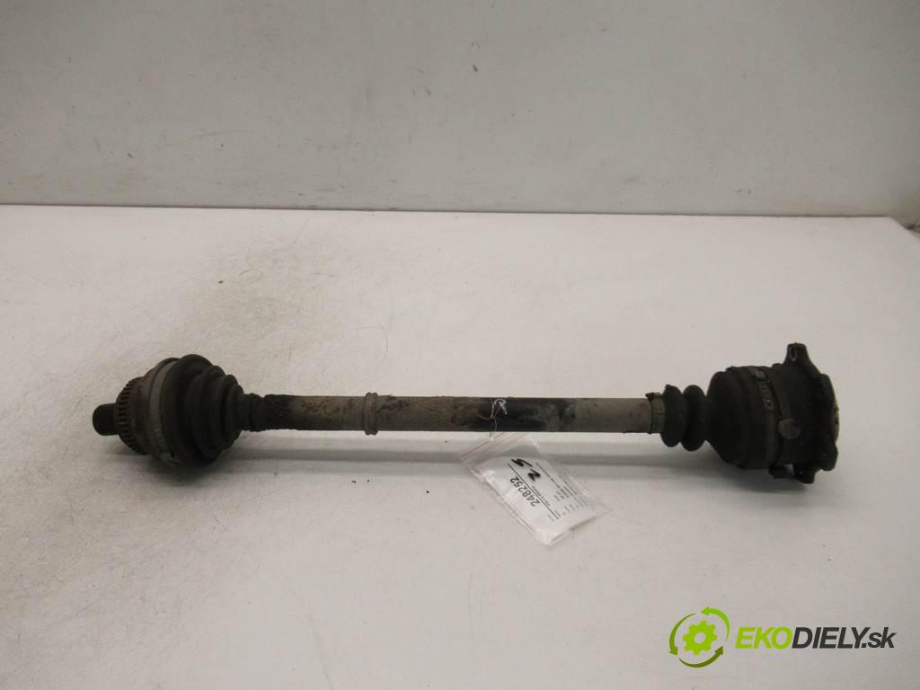 Audi A6 C4  1996  KOMBI 5D 2.6B 150KM 94-03 2600 Poloos pravá  (Poloosy)