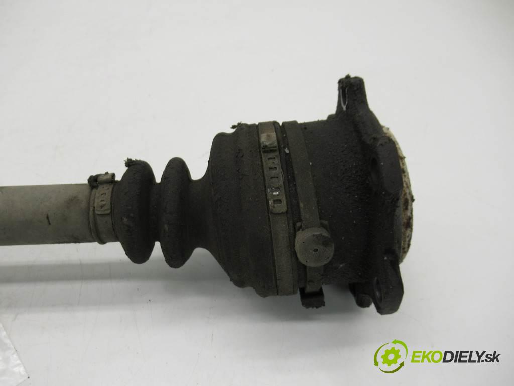 Audi A6 C4  1996  KOMBI 5D 2.6B 150KM 94-03 2600 Poloos pravá  (Poloosy)