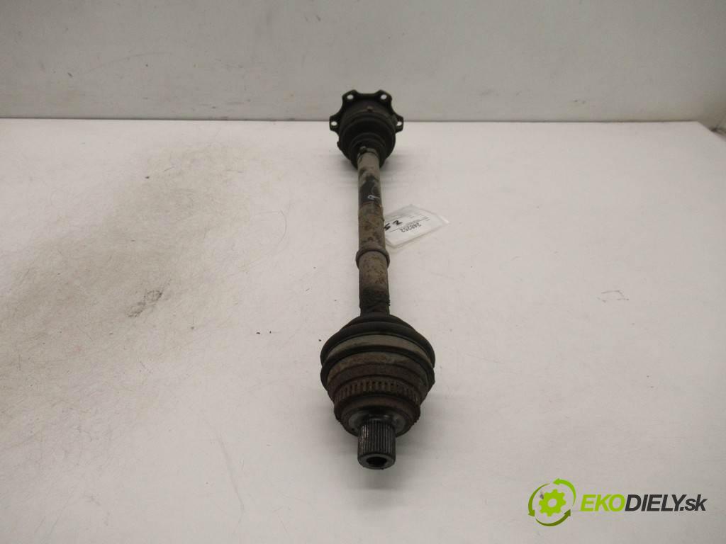 Audi A6 C4  1996  KOMBI 5D 2.6B 150KM 94-03 2600 Poloos pravá  (Poloosy)