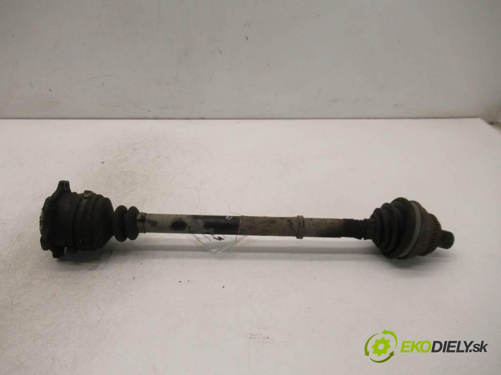 Audi A6 C4  1996  KOMBI 5D 2.6B 150KM 94-03 2600 Poloos pravá  (Poloosy)