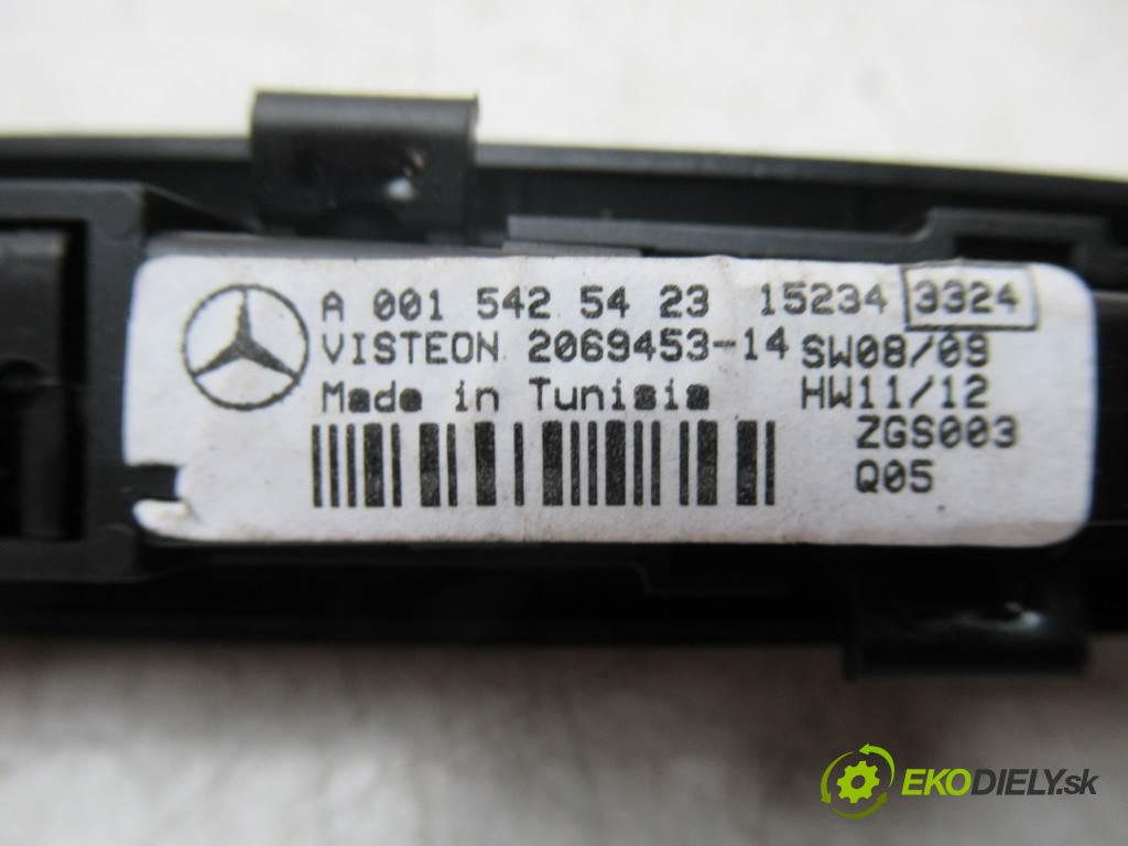 Mercedes-Benz A W176    HATCHBACK 5D 1.6B 102KM 12-18  Dislpej PDC A0015425423 (Prístrojové dosky, displeje)