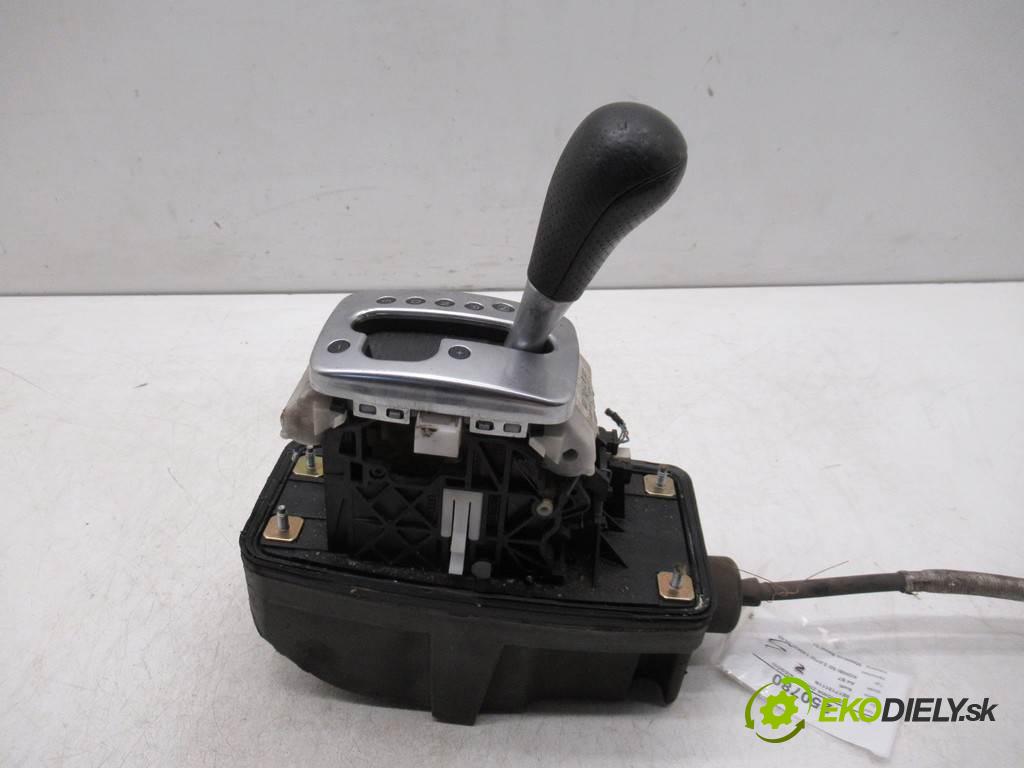 Audi A4 B7    KOMBI 5D 2.0TDI 140KM 04-08  Kulisa - - 8E1713111R (Rýchlostné páky / kulisy)