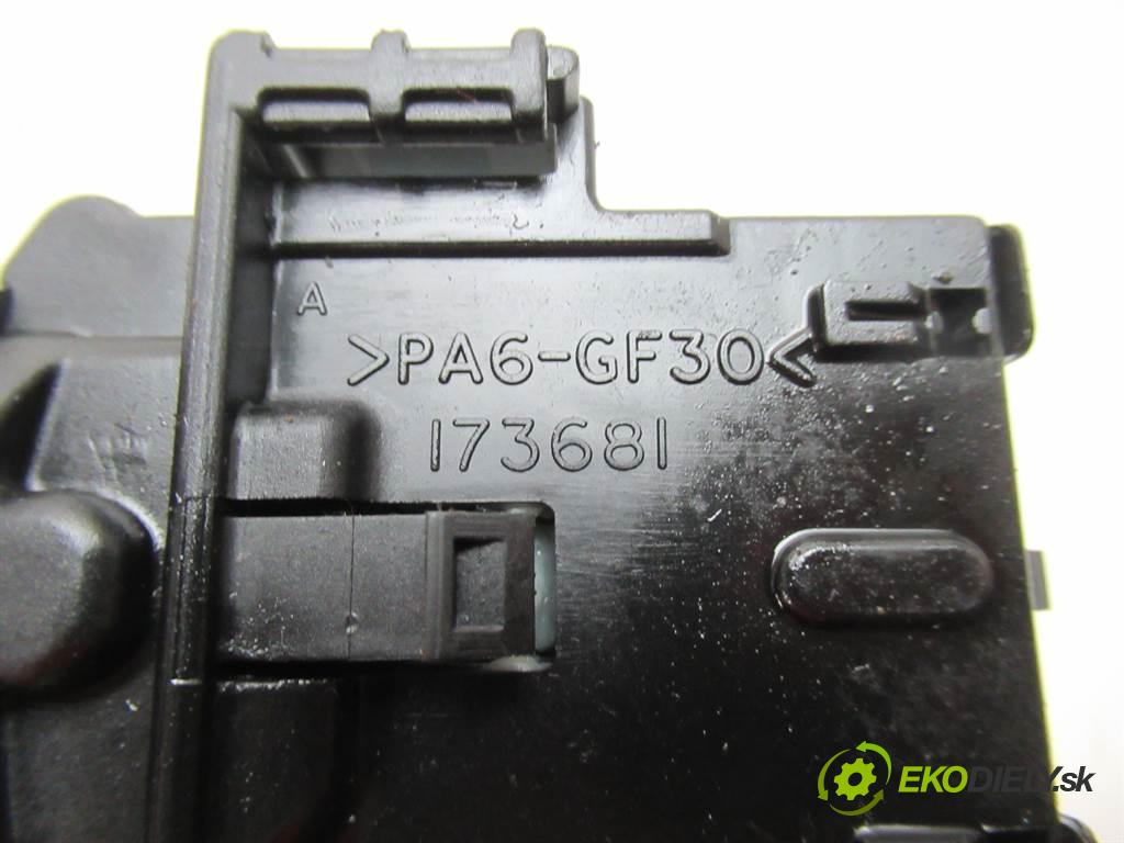 Toyota Corolla E12  2006 81kw HATCHBACK 5D 1.6B 110KM 02-07 1600 Prepínač smeroviek  (Prepínače, spínače, tlačidlá a ovládače kúrenia)