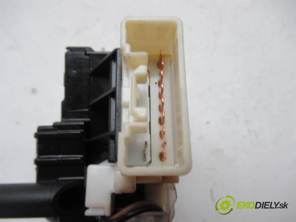 Toyota Corolla E12  2006 81kw HATCHBACK 5D 1.6B 110KM 02-07 1600 Prepínač smeroviek  (Prepínače, spínače, tlačidlá a ovládače kúrenia)