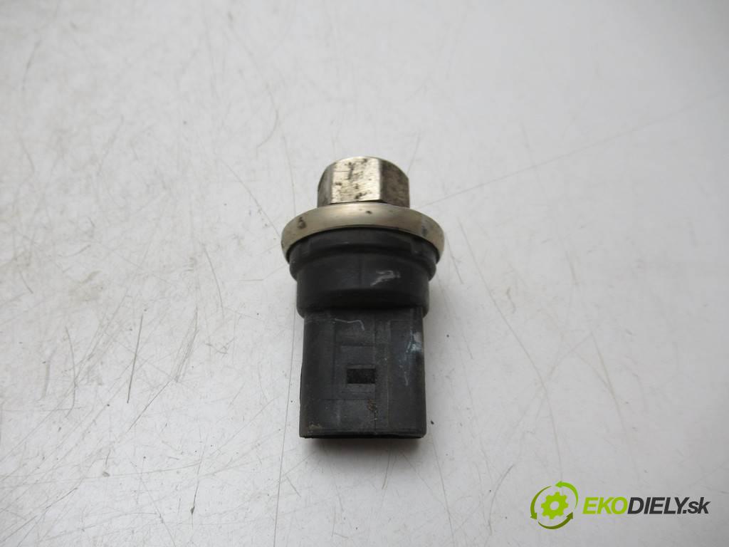 Audi A4 B6    SEDAN 4D 2.0B 130KM 00-04  snímač klimatizace 8Z0959126 (Snímače)
