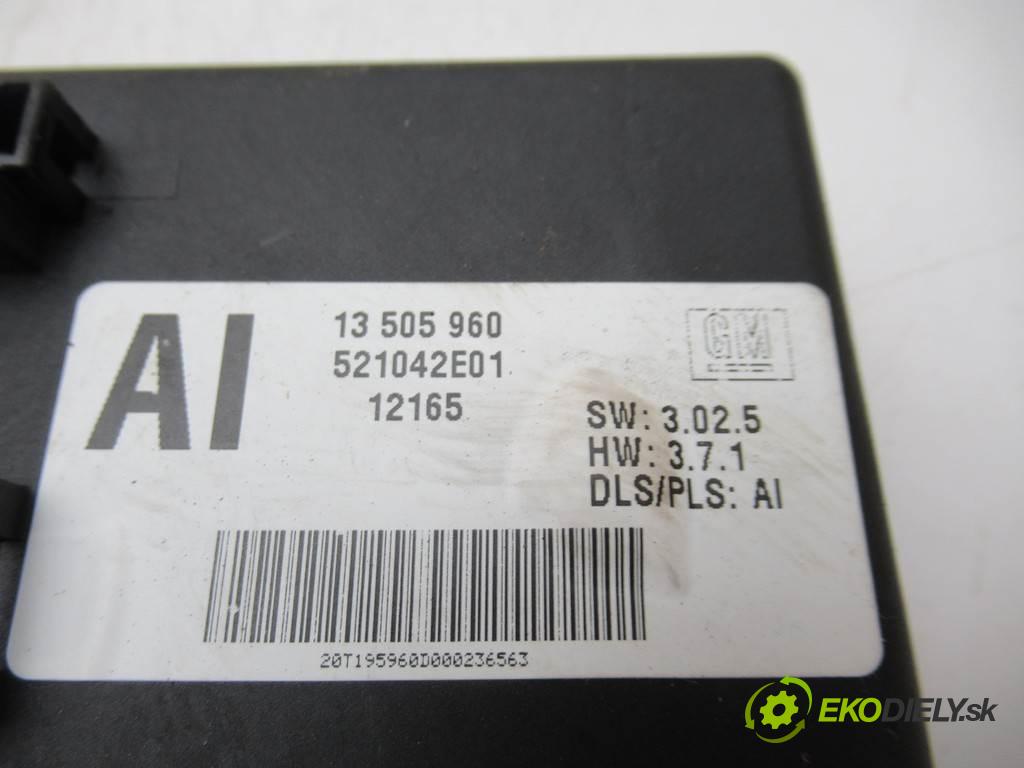 Opel Insignia    HATCHBACK 5D 2.0CDTI 195KM 08-13  modul řídící jednotka světel 13505960 (Ostatní)