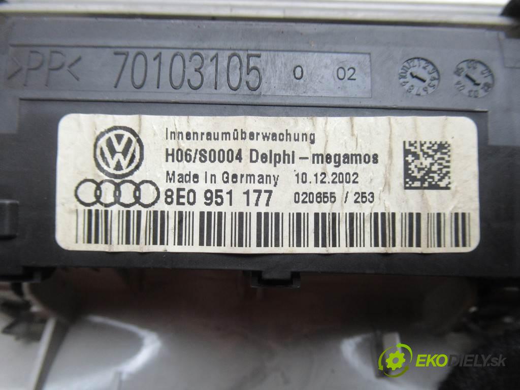 Audi A4 B6  2003 96 kW KOMBI 5D 1.9TDI 130KM 00-04 1900 svetlo stropné 8E0951177 (Osvetlenie interiéru)