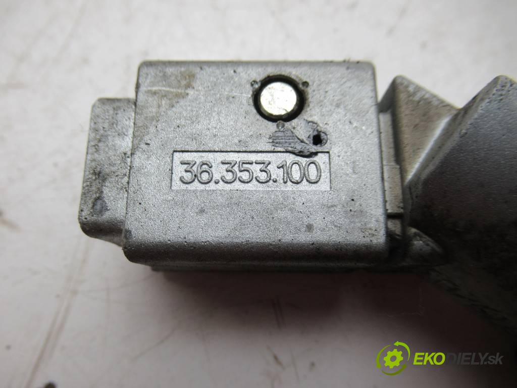 Peugeot 307 SW  2003 79 kW KOMBI 5D 2.0HDI 107KM 01-05 2000 spínačka 9648445180 (Spínací skříňky a klíče)