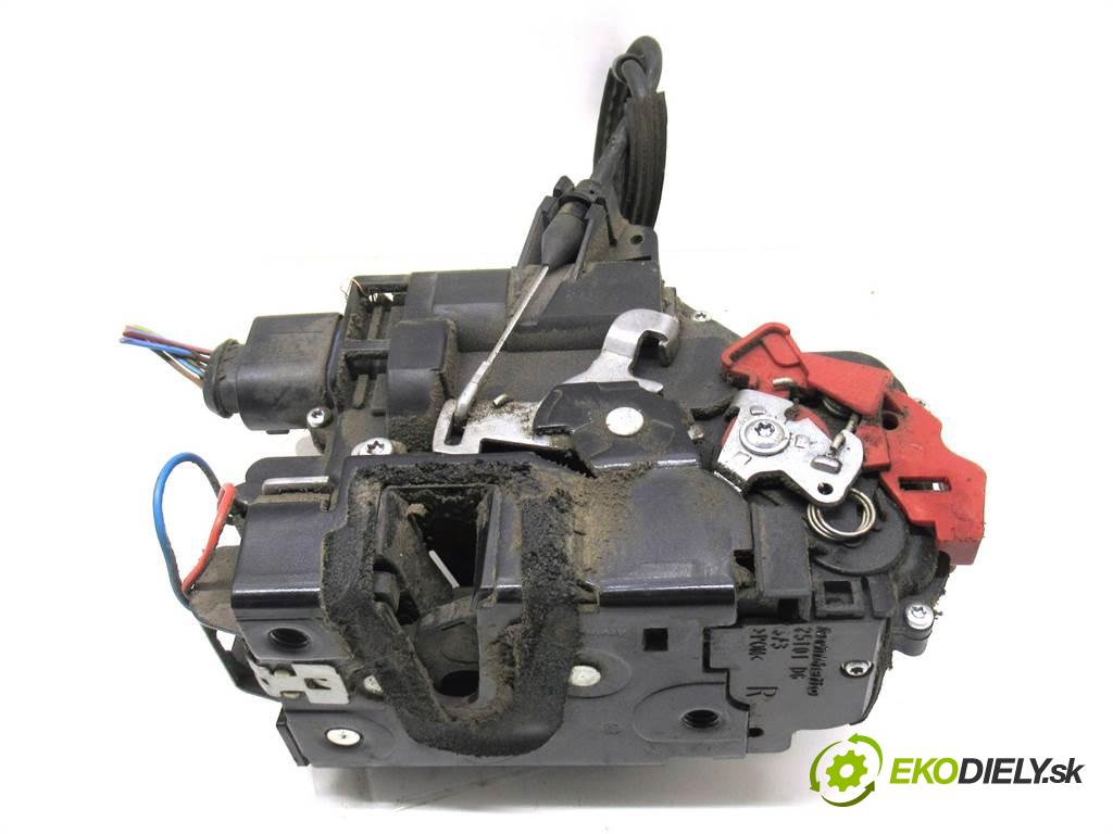 Skoda Praktik  2007 51 kW 1.4TDI 70KM 06-10 1400 zámok přední část pravý 3B2837016AB