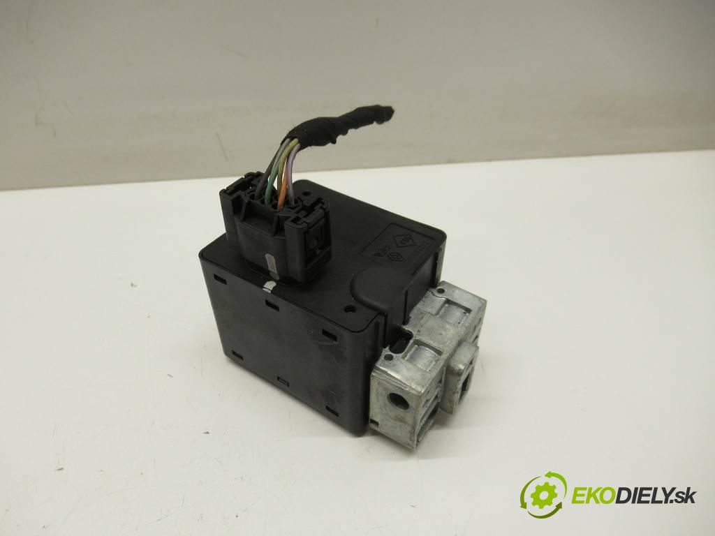 Renault Megane II    HATCHBACK 5D 1.5DCI 82KM 02-08  blokáda volantu 8200033233 (Ostatné)