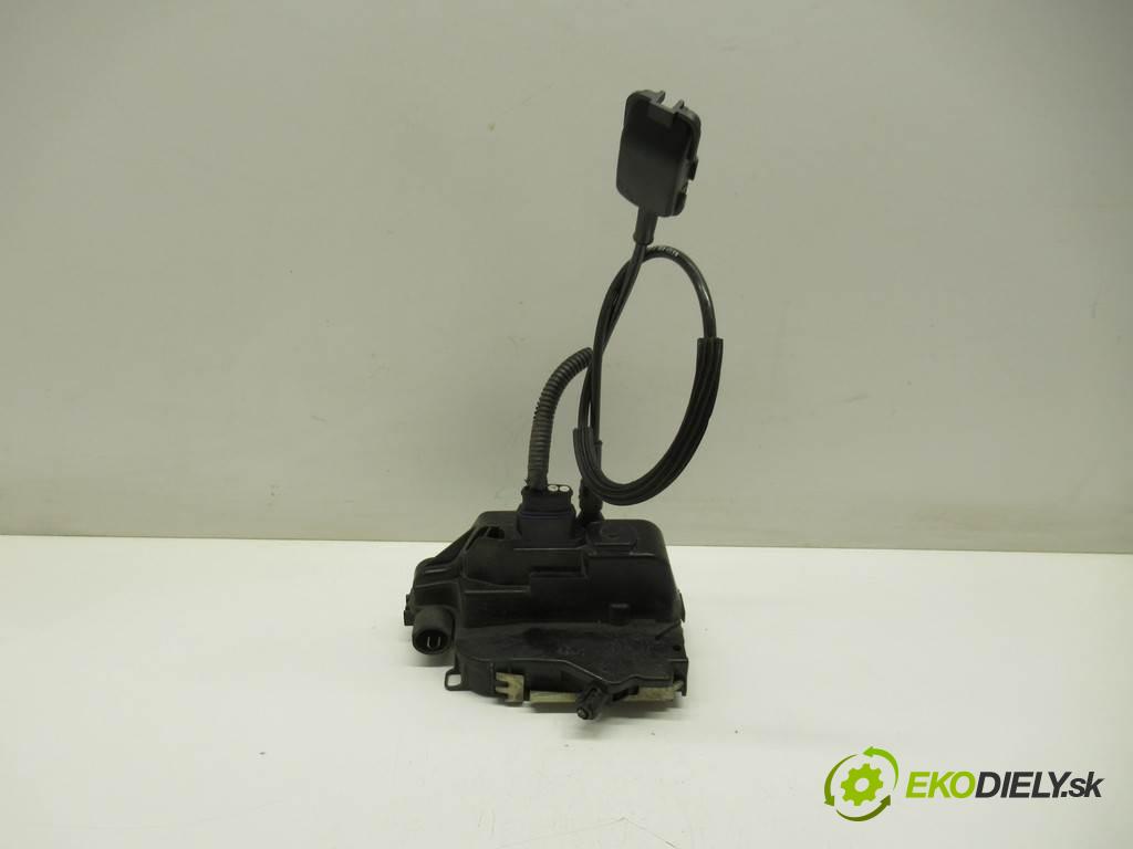Nissan Primera P12  2002 103 kW SEDAN 4D 2.0B 147KM 02-07 2000 zámok přední část pravý
