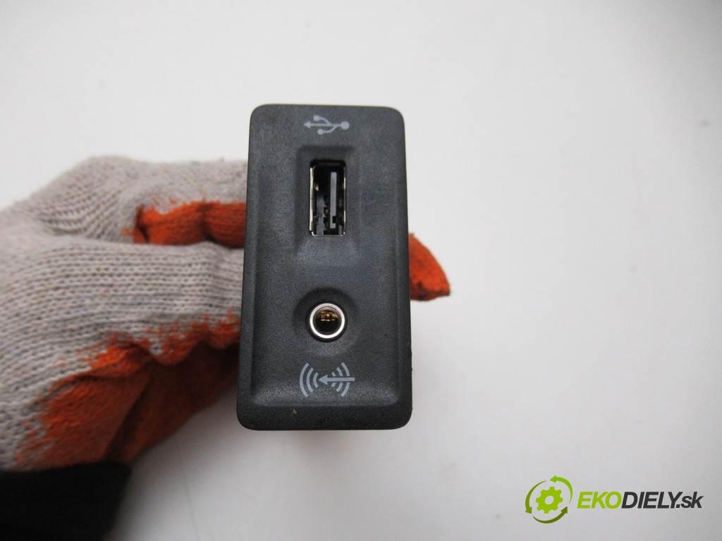 Volkswagen Golf VII LIFT    HATCHBACK 5D 1.0TSI 86KM 12-20  zásuvka PORT USB AUX 5G0035222E