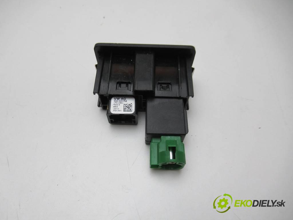 Volkswagen Golf VII LIFT    HATCHBACK 5D 1.0TSI 86KM 12-20  zásuvka PORT USB AUX 5G0035222E