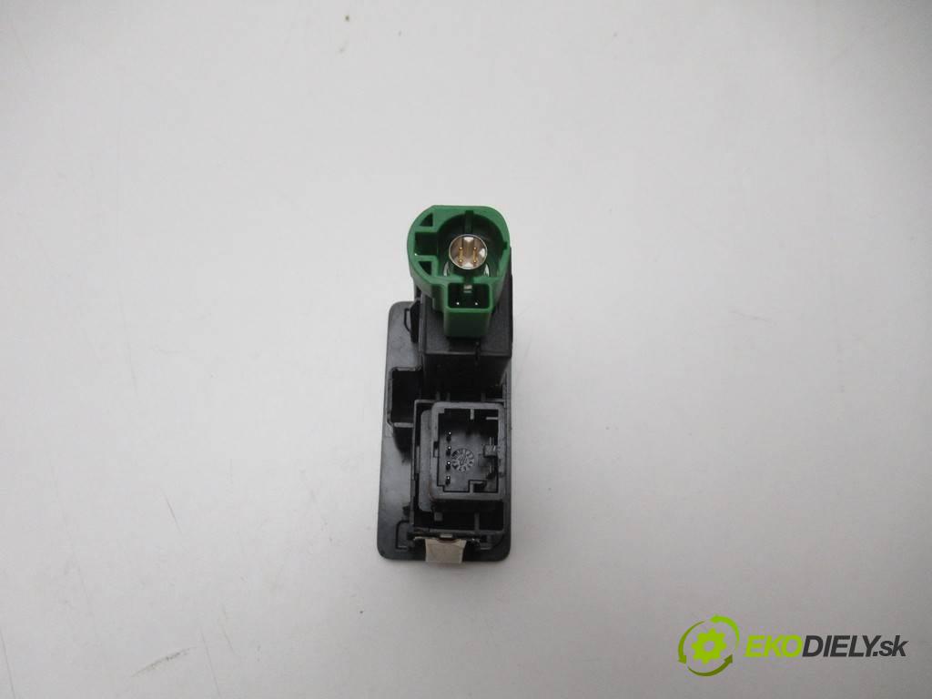 Volkswagen Golf VII LIFT    HATCHBACK 5D 1.0TSI 86KM 12-20  zásuvka PORT USB AUX 5G0035222E