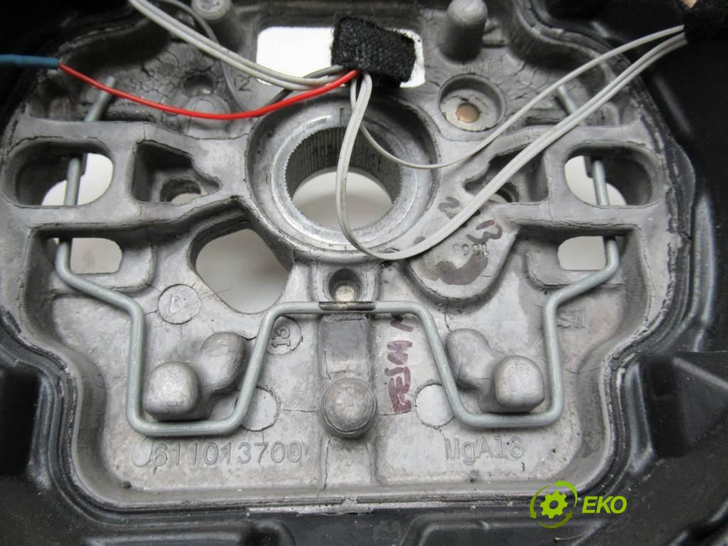 Audi A1  2003 96 kW A6 A7 1900 volant S-LINE 8X0419091L