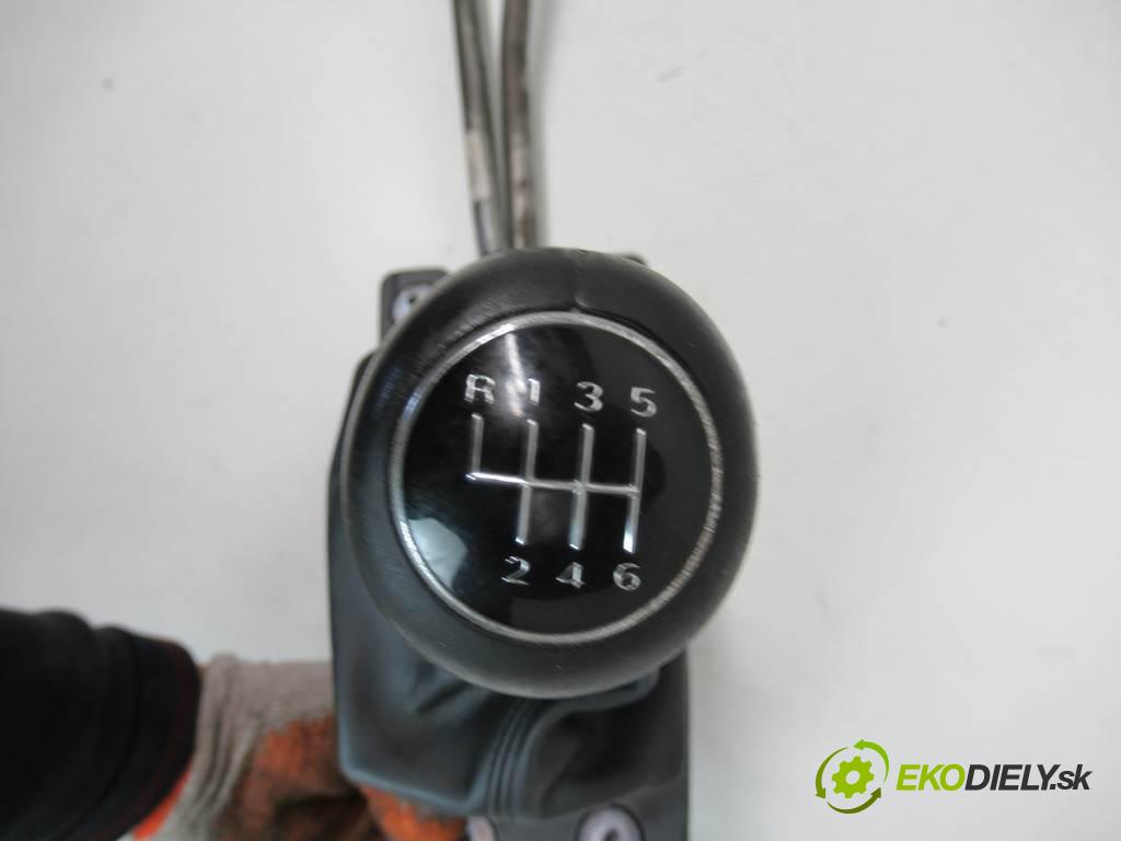 Audi A4 B8  2010  KOMBI 5D 2.0TDI 143KM 08-15 2000 Kulisa - - 8K0711025K (Rýchlostné páky / kulisy)