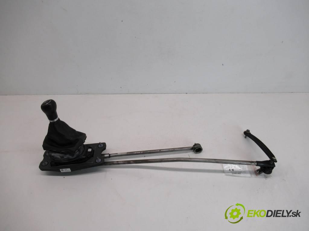 Audi A4 B8  2010  KOMBI 5D 2.0TDI 143KM 08-15 2000 Kulisa - - 8K0711025K (Rýchlostné páky / kulisy)