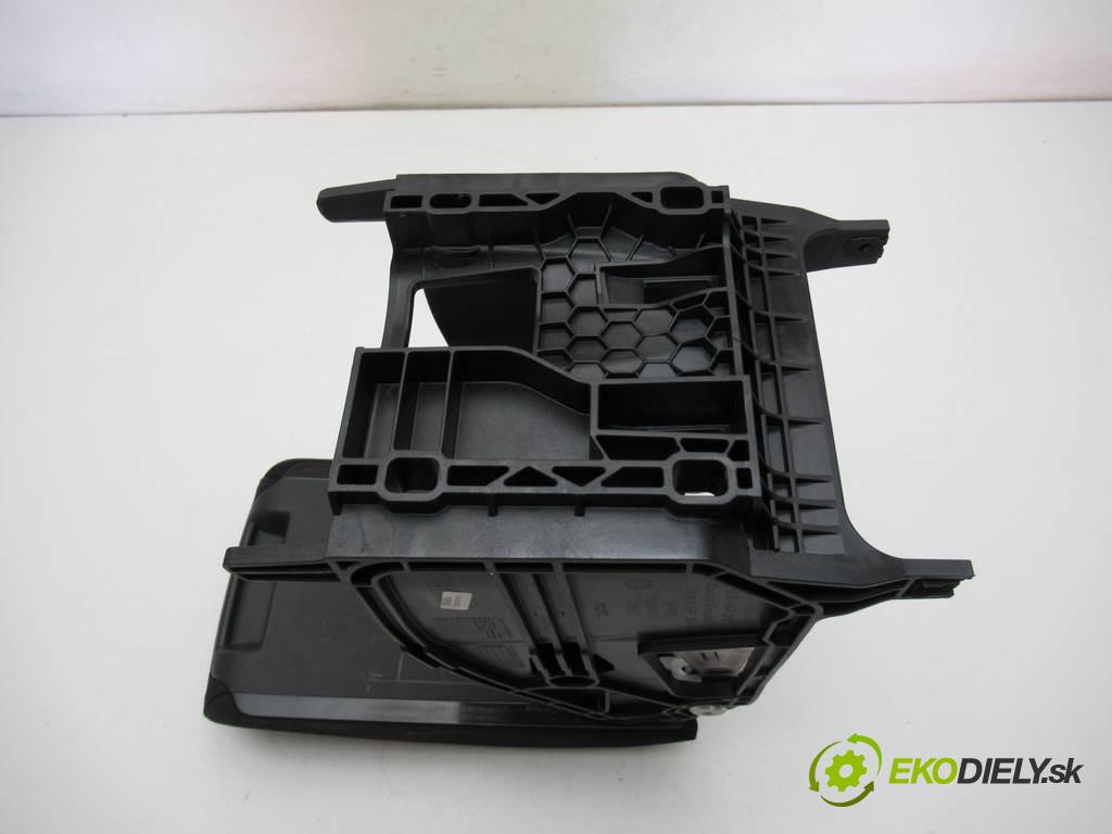 Skoda Octavia III    LIFTBACK 5D 1.4TSI 150KM 12-20  loketní opěrka 5E0864207 (Loketní opěrky)