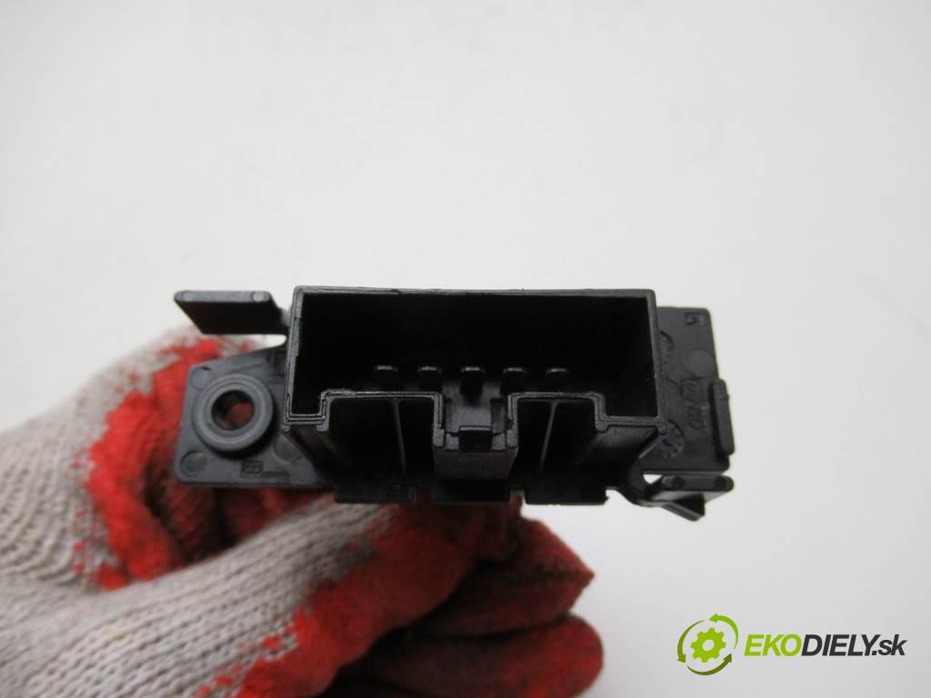 Peugeot Partner III  2010 66,20KW 1.6HDI 90KM 08-15 1560 Odpor, rezistor kúrenia vzduchu  (Odpory (rezistory) kúrenia)