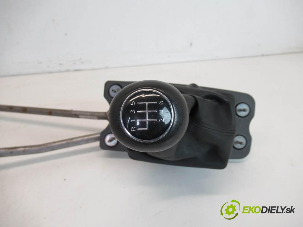 Audi A4 B8  2008 105KW KOMBI 2.0TDI 143KM 08-15 2000 Kulisa 8K0711025K (Rýchlostné páky / kulisy)