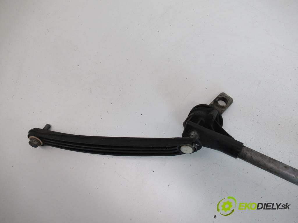 Audi A4 B8  2008 105KW KOMBI 2.0TDI 143KM 08-15 2000 Kulisa 8K0711025K (Rýchlostné páky / kulisy)