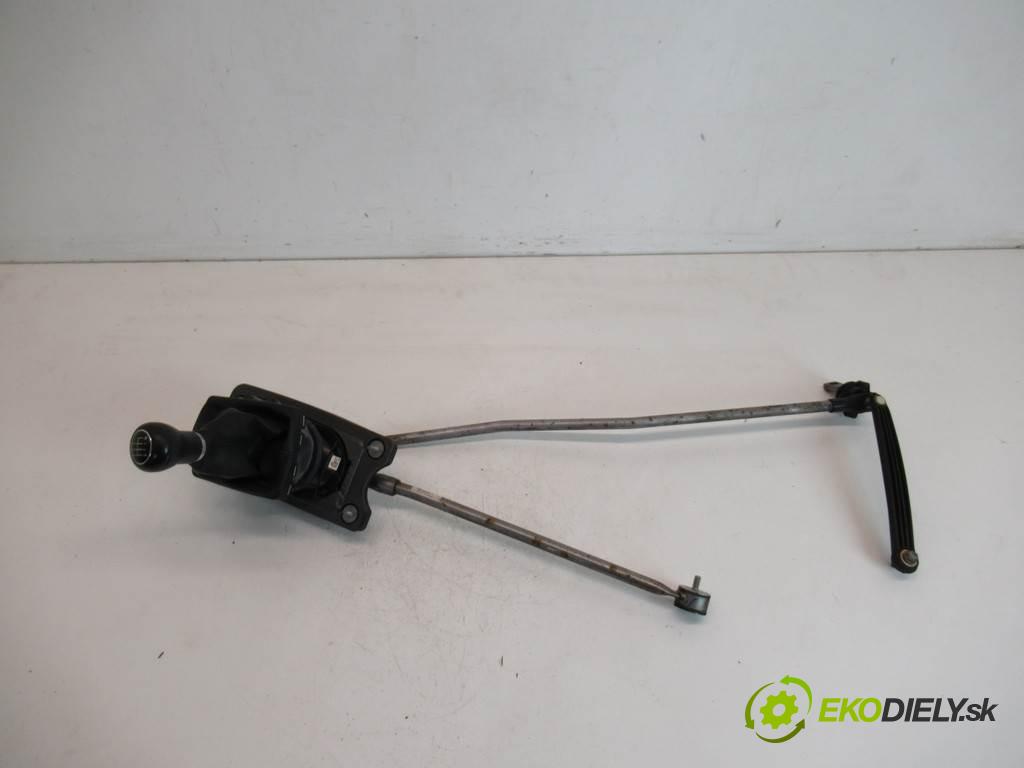 Audi A4 B8  2008 105KW KOMBI 2.0TDI 143KM 08-15 2000 Kulisa 8K0711025K (Rýchlostné páky / kulisy)