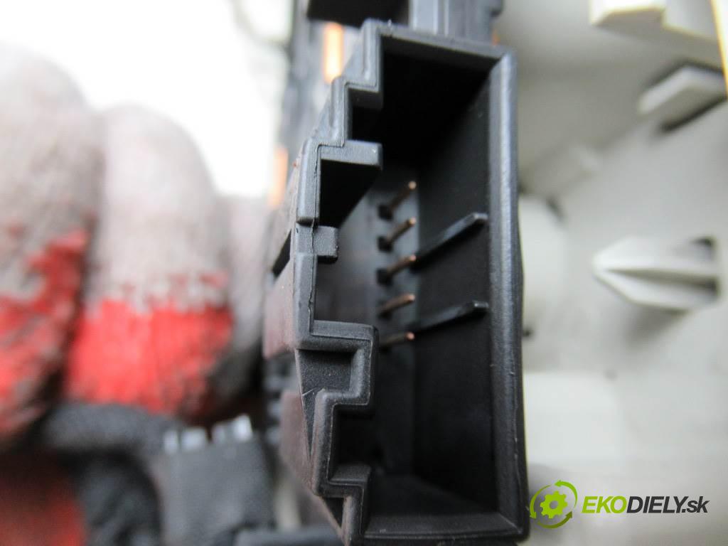 Audi A4 B8  2008 105KW KOMBI 2.0TDI 143KM 08-15 2000 svetlo stropné 8T0947135A (Osvetlenie interiéru)