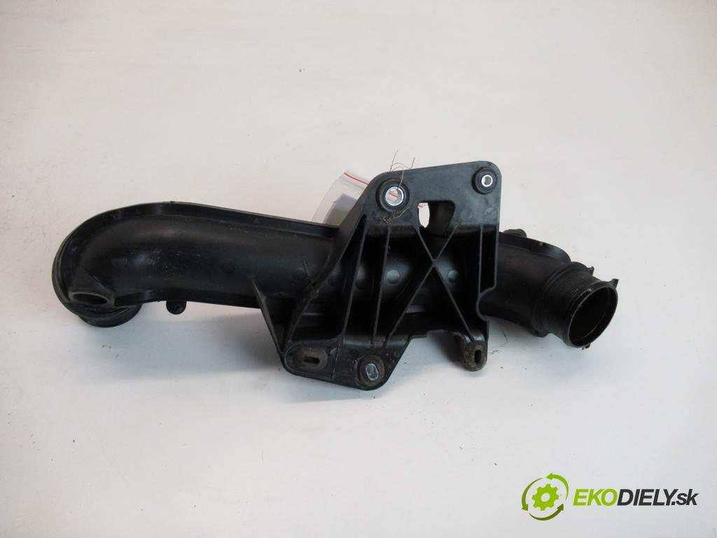 Audi A4 B8  2008 105KW KOMBI 2.0TDI 143KM 08-15 2000 Rúra hadice trubka vzduchu 8K0145673L (Hadice chlazení vzduchu)