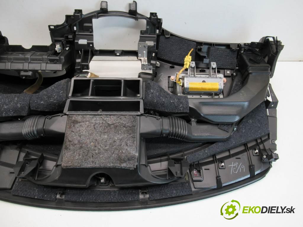 Mitsubishi Grandis  2006 100KW 2.0TDI DID 136KM 03-11 1968 Palubná doska AirBag airbag