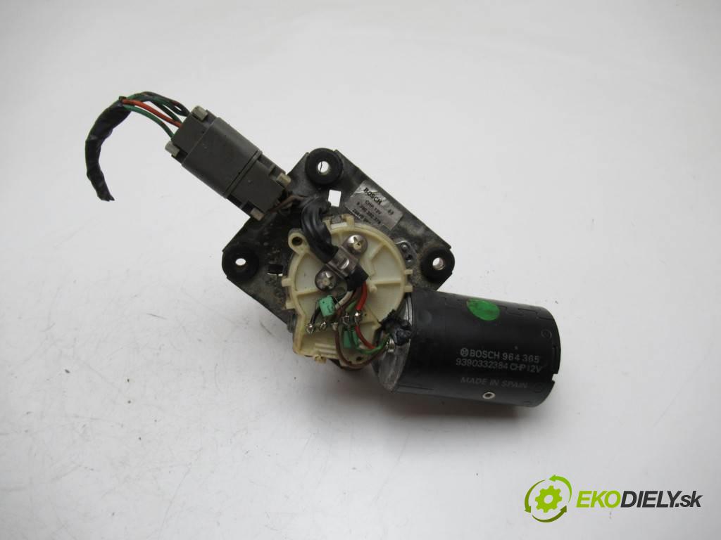 Nissan Terrano II  1993 91 kW 2.4B 124KM 96-06 2400 Motorček stieračov predný 9390332384 (Motorčeky stieračov predné)