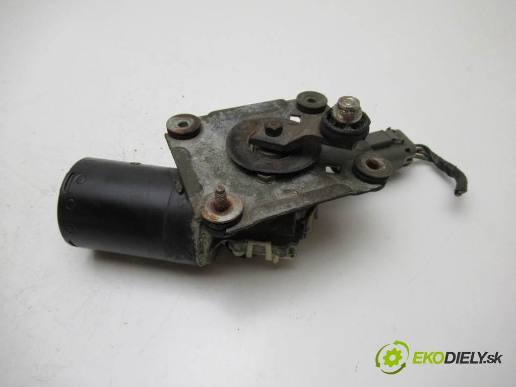 Nissan Terrano II  1993 91 kW 2.4B 124KM 96-06 2400 Motorček stieračov predný 9390332384 (Motorčeky stieračov predné)