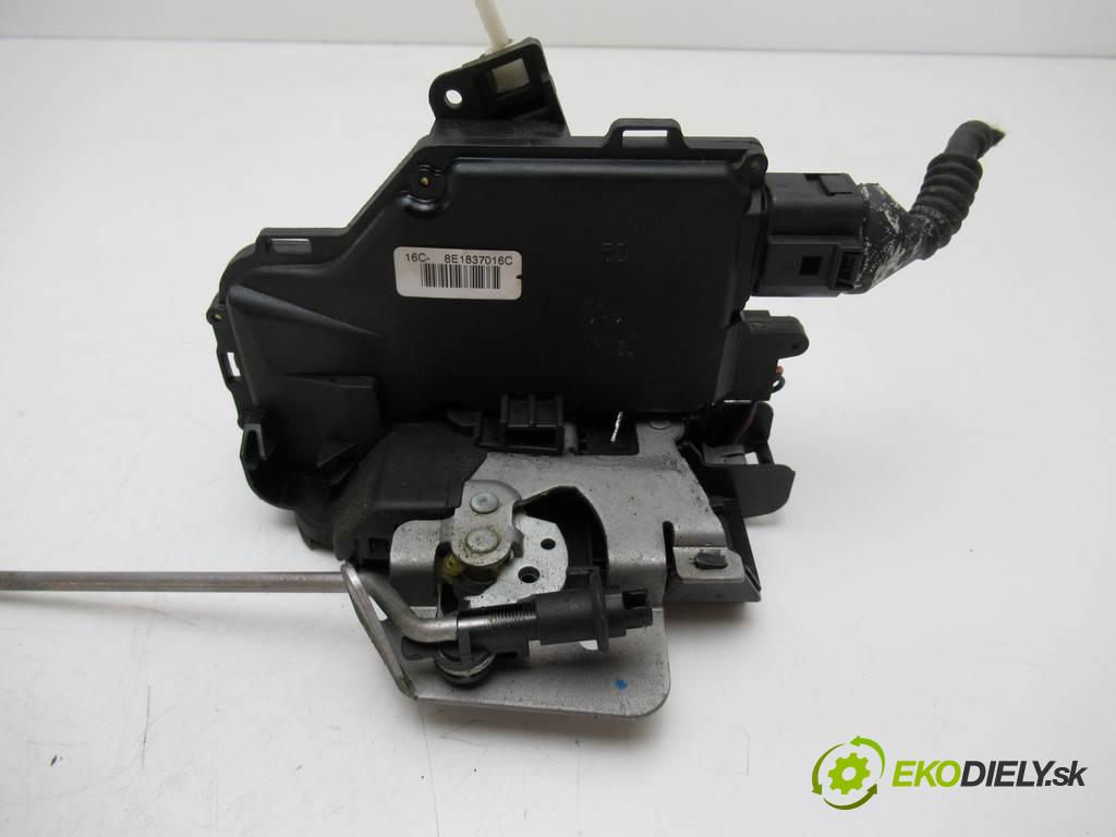 Audi A4 B6  2002 132 kW KOMBI 2.5TDI V6 180KM 00-04 2500 zámok přední část pravý 8E1837016C