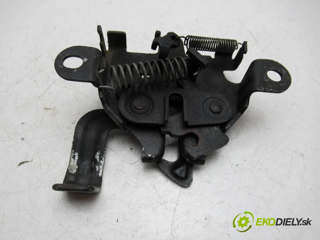 Toyota Yaris II  2007 64 kW HATCHBACK 5D 1.3VVTI 87KM 05-08 1300 zámok kapoty