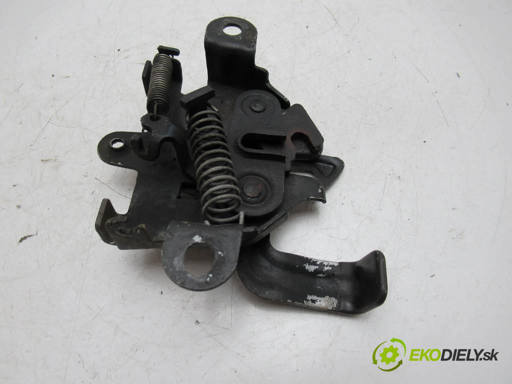 Toyota Yaris II  2007 64 kW HATCHBACK 5D 1.3VVTI 87KM 05-08 1300 zámok kapoty