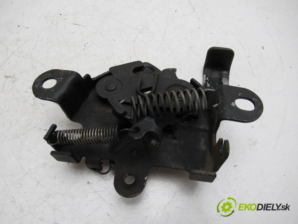 Toyota Yaris II  2007 64 kW HATCHBACK 5D 1.3VVTI 87KM 05-08 1300 zámok kapoty