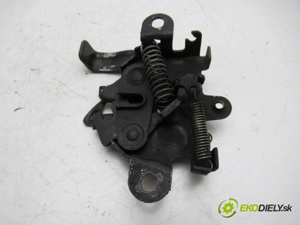 Toyota Yaris II  2007 64 kW HATCHBACK 5D 1.3VVTI 87KM 05-08 1300 zámok kapoty