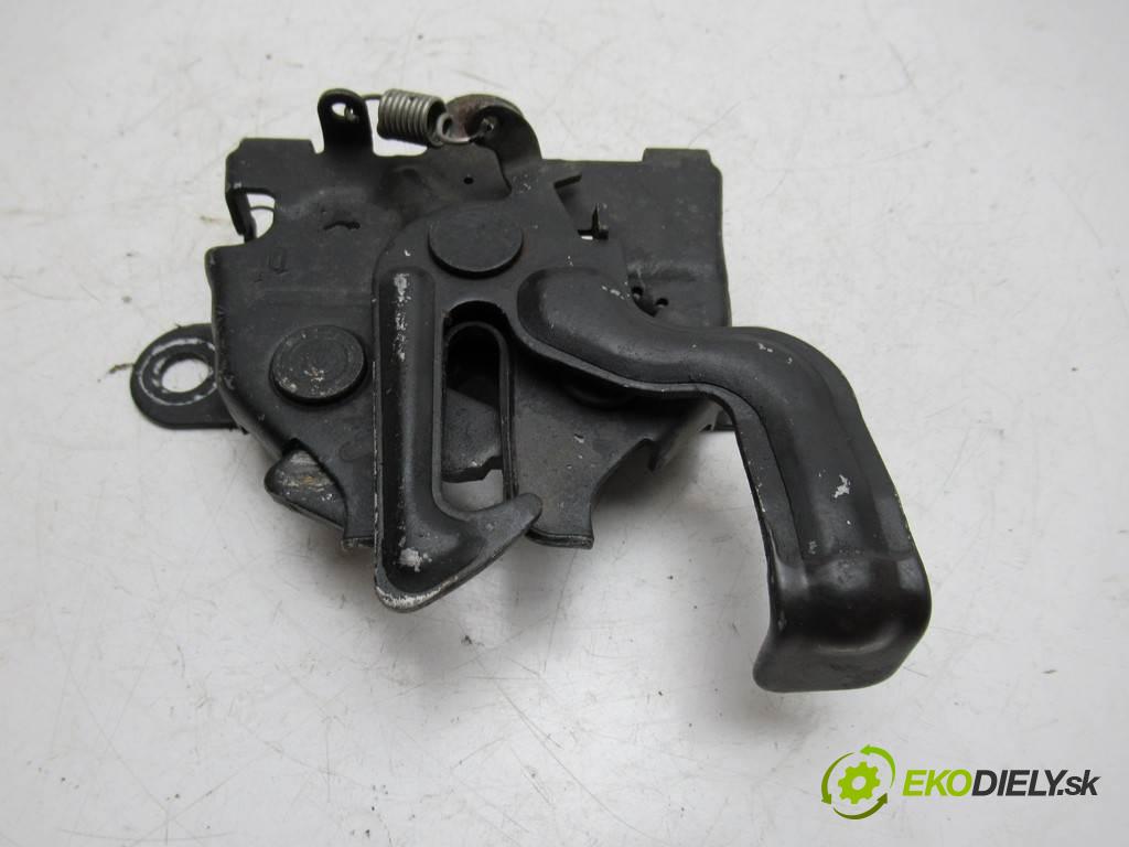 Toyota Yaris II  2007 64 kW HATCHBACK 5D 1.3VVTI 87KM 05-08 1300 zámok kapoty