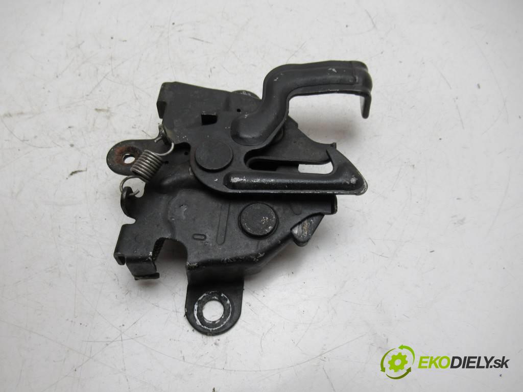 Toyota Yaris II  2007 64 kW HATCHBACK 5D 1.3VVTI 87KM 05-08 1300 zámok kapoty